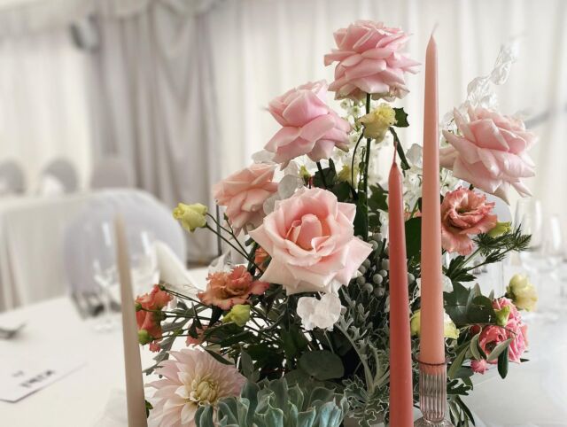 Romantická svatba pod naší květinovou taktovkou v úžasném @chateau_st_havel 
Moc ráda vzpomínám na skvělou a pokornou nevěstu Sarah. Hlavně pro její milou duši jsme vytvořili takovou něžnou květinovou dekoraci, které vévodily růže, eucalyptus a svíčky pro večerní atmosféru.
Touto úžasnou spolupráci jsme zakončili loňskou sezónu a vrháme se po hlavě do té letošní.
Těšíme se na všechny letošní nevěsty. Už máte svůj termín?

#romanticwedding #pinkwedding #loveday #weddingday #weddingplace #weddingreception #weddingflowers #weddingdecor #candles #glasses #flowers #love #svatbynazamku #zameckasvatba #plantdesign #svatbyvpraze #svatbyvcr #pragueflowers #atelier #wedding #svatby2024 #svatebniinspirace #romantic
